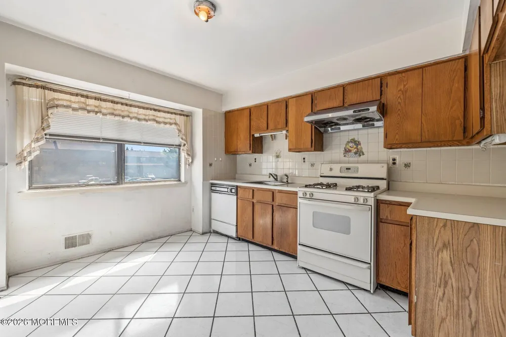 703 Merrywood Drive Edison, NJ 08817
