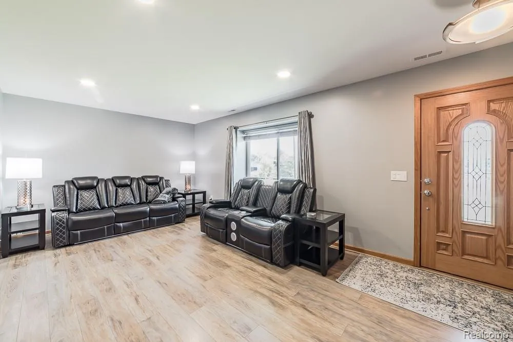 1034 Parkway Waterford Charter Township, MI 48328