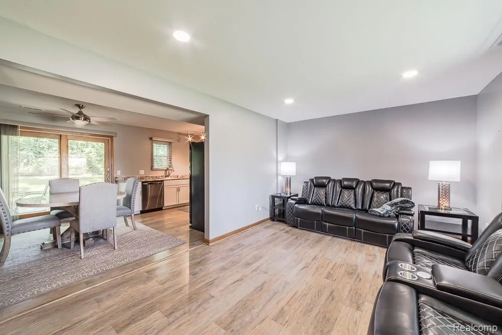 1034 Parkway Waterford Charter Township, MI 48328