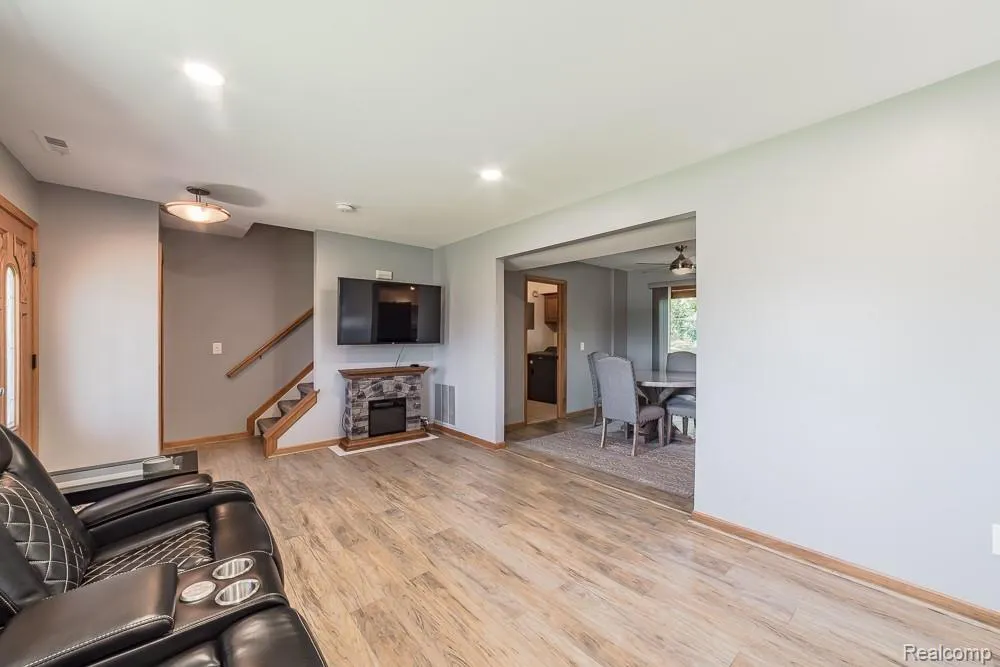 1034 Parkway Waterford Charter Township, MI 48328