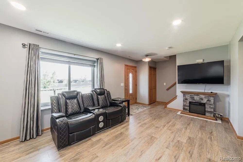 1034 Parkway Waterford Charter Township, MI 48328