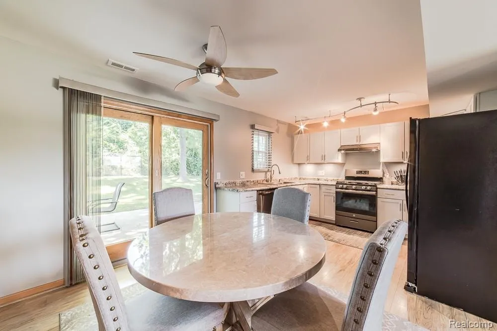 1034 Parkway Waterford Charter Township, MI 48328