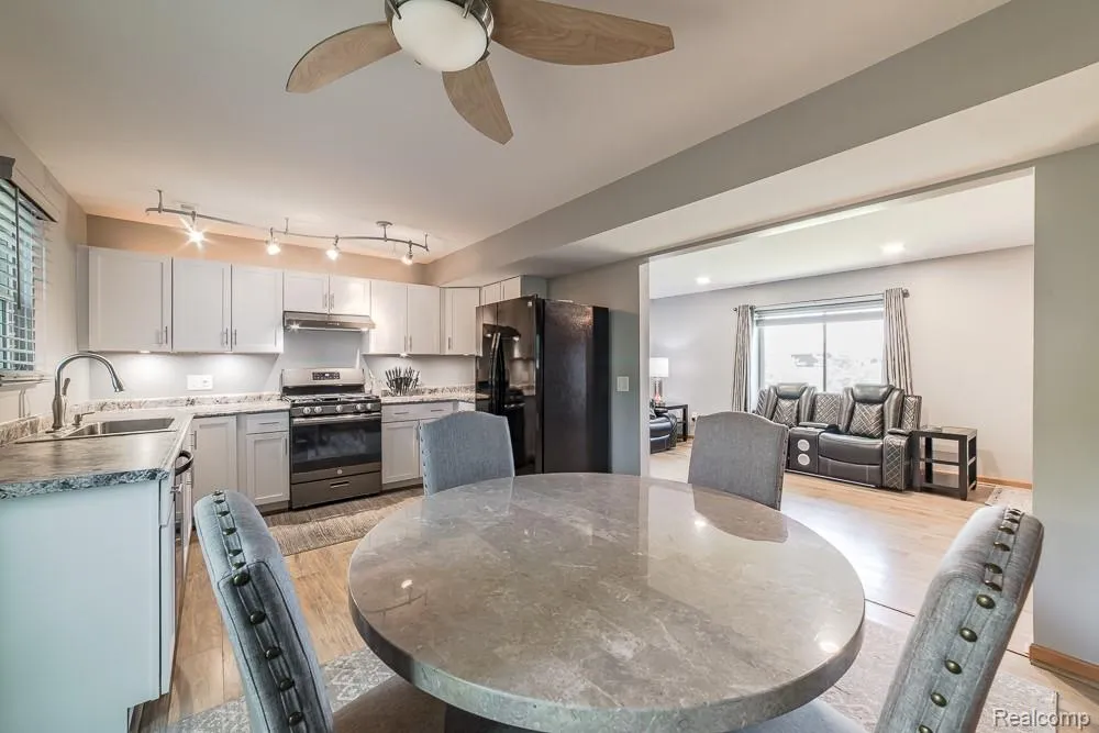 1034 Parkway Waterford Charter Township, MI 48328