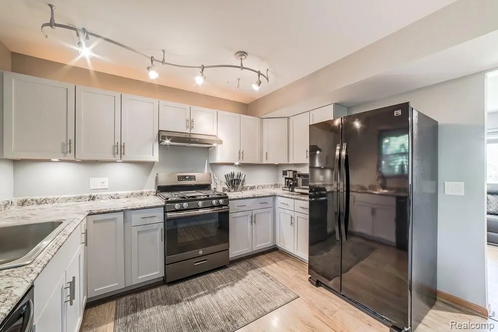 1034 Parkway Waterford Charter Township, MI 48328