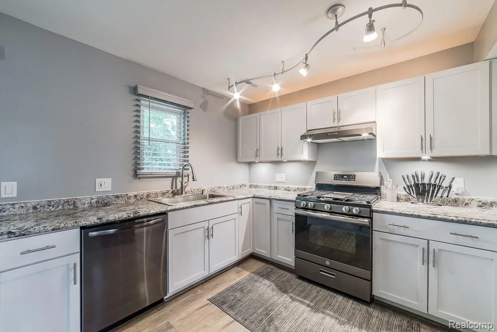 1034 Parkway Waterford Charter Township, MI 48328