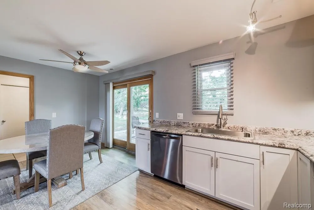 1034 Parkway Waterford Charter Township, MI 48328