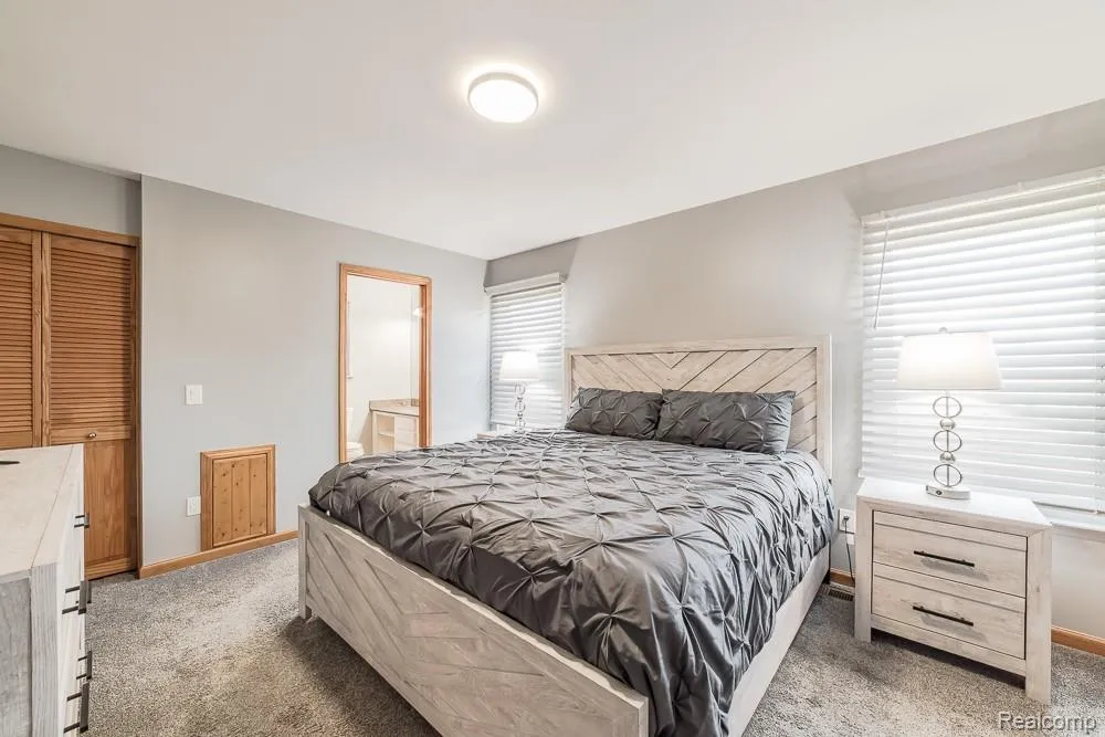 1034 Parkway Waterford Charter Township, MI 48328