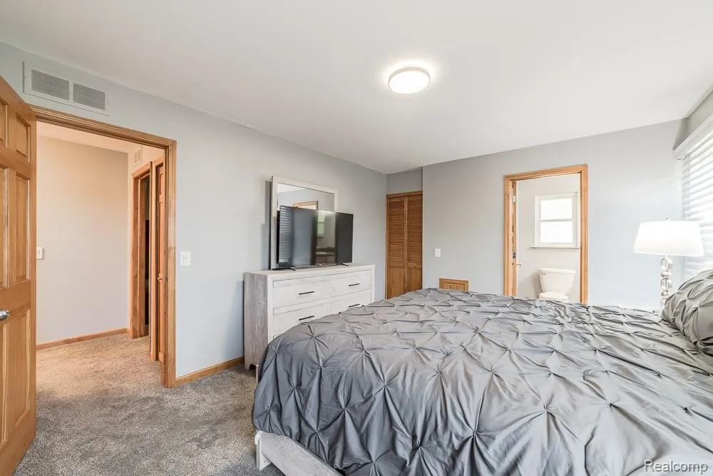 1034 Parkway Waterford Charter Township, MI 48328