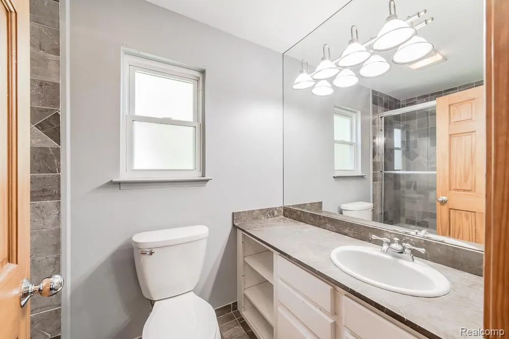 1034 Parkway Waterford Charter Township, MI 48328