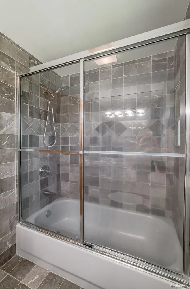 1034 Parkway Waterford Charter Township, MI 48328