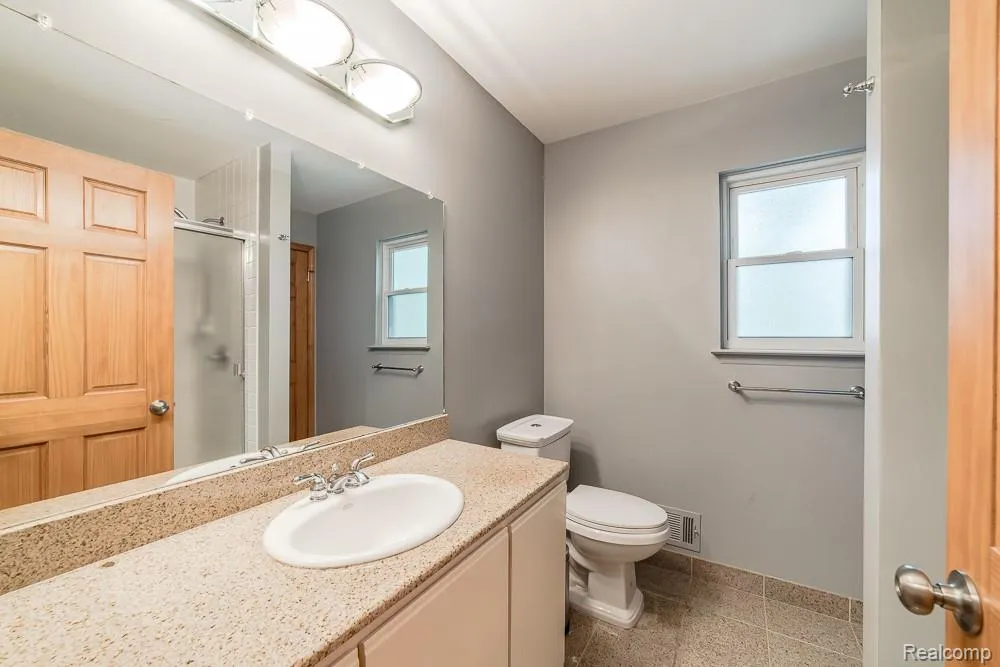 1034 Parkway Waterford Charter Township, MI 48328