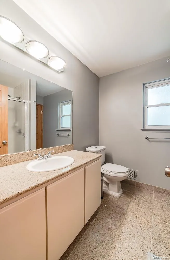 1034 Parkway Waterford Charter Township, MI 48328