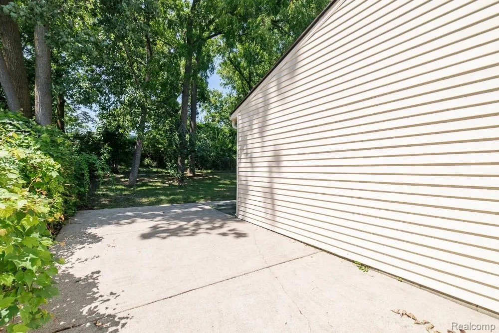1034 Parkway Waterford Charter Township, MI 48328