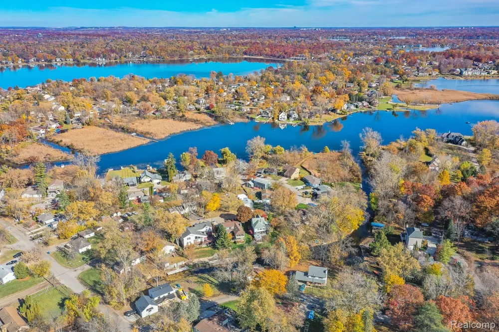 1034 Parkway Waterford Charter Township, MI 48328