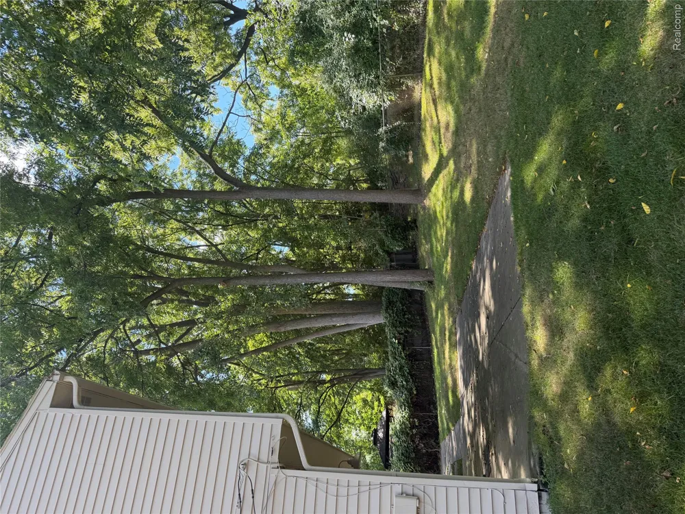 1034 Parkway Waterford Charter Township, MI 48328