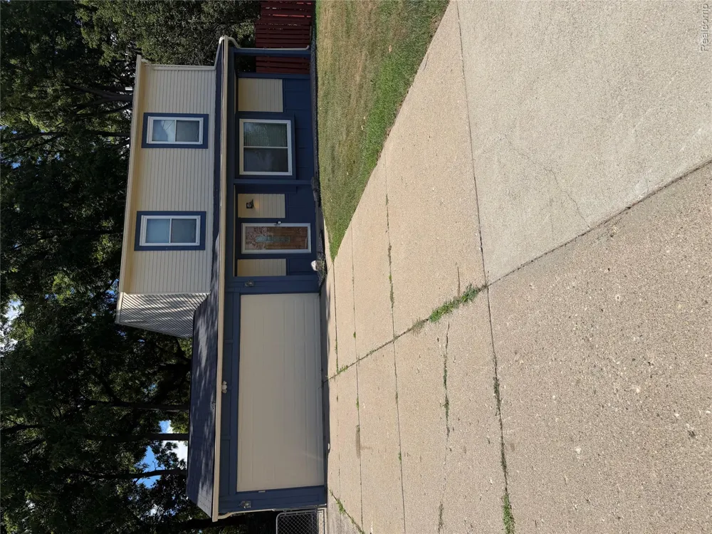 1034 Parkway Waterford Charter Township, MI 48328
