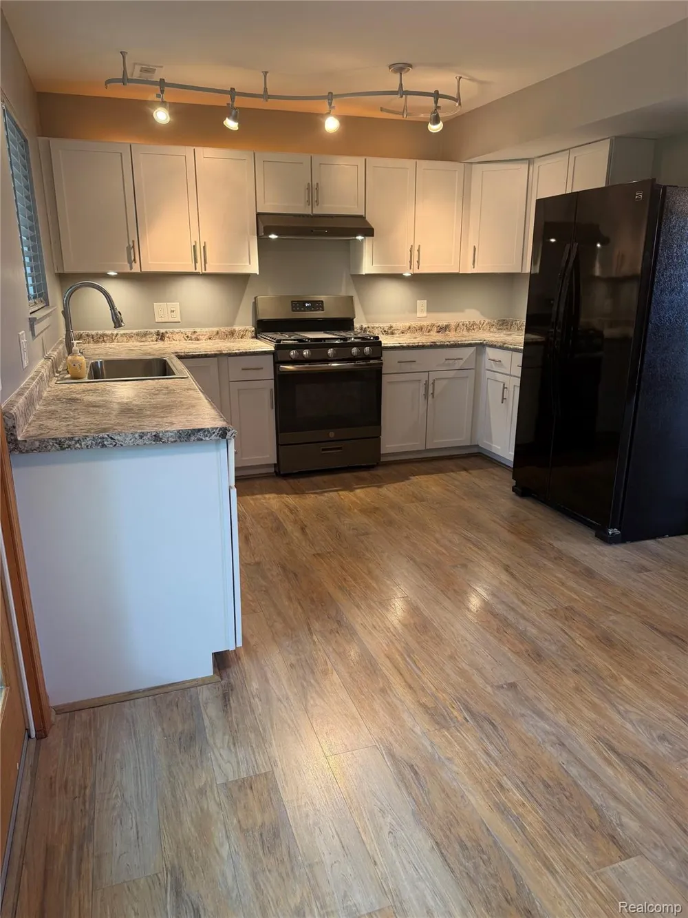 1034 Parkway Waterford Charter Township, MI 48328