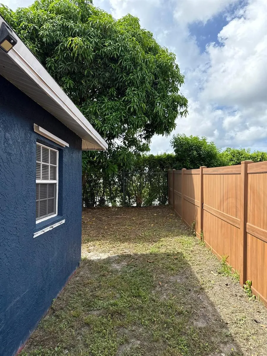 2630 W 28th Street Riviera Beach, FL 33404