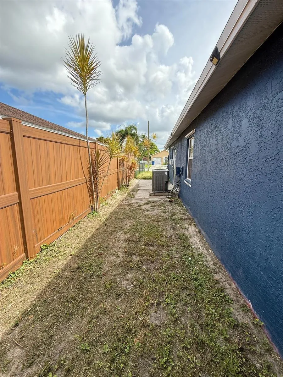 2630 W 28th Street Riviera Beach, FL 33404
