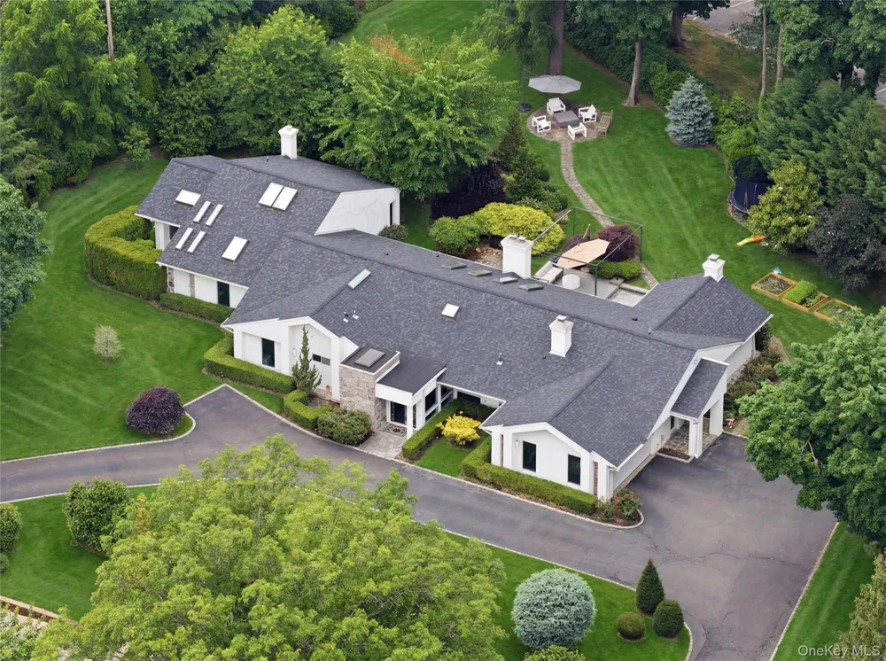 3 Engineers Road Roslyn Harbor, NY 11576