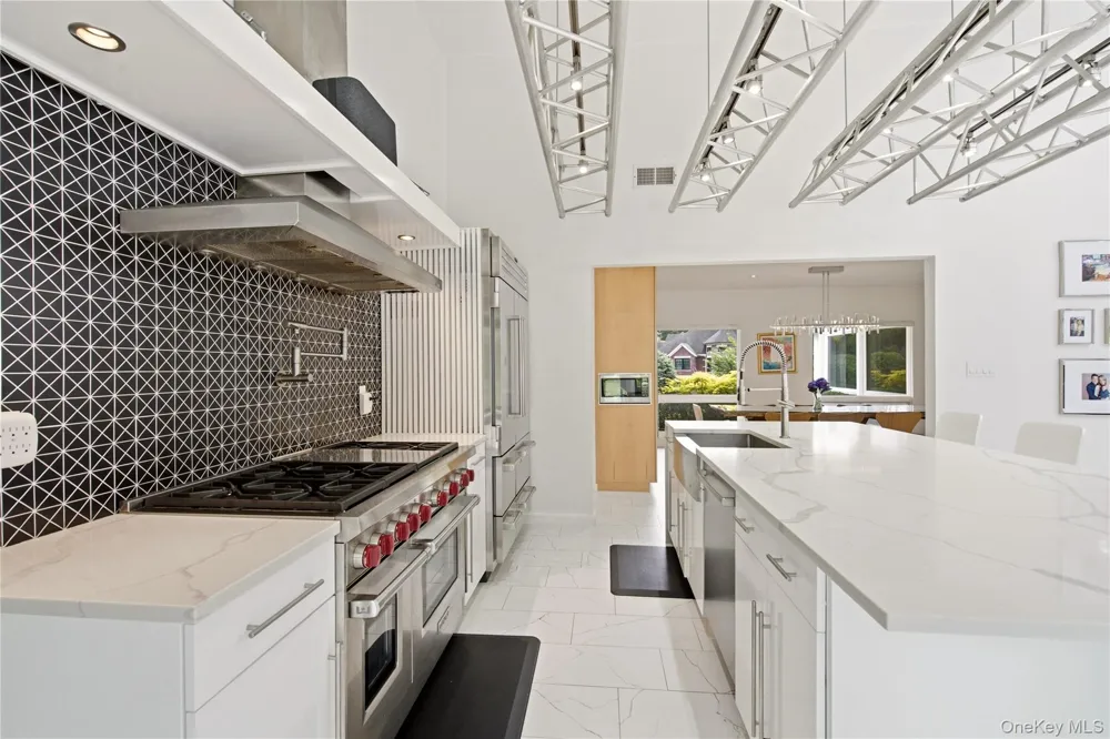 3 Engineers Road Roslyn Harbor, NY 11576