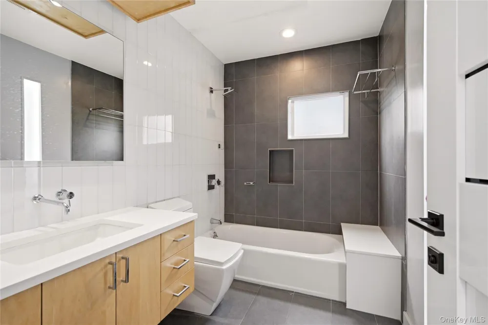 3 Engineers Road Roslyn Harbor, NY 11576