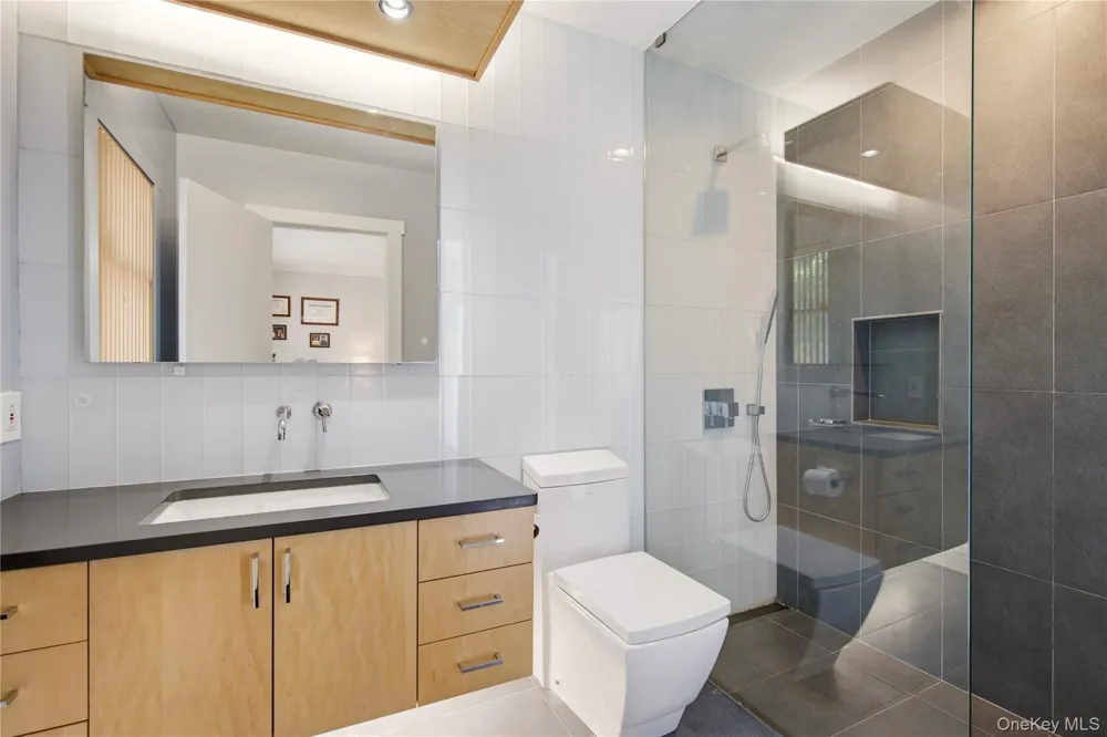 3 Engineers Road Roslyn Harbor, NY 11576
