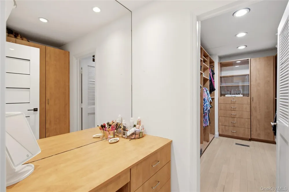 3 Engineers Road Roslyn Harbor, NY 11576