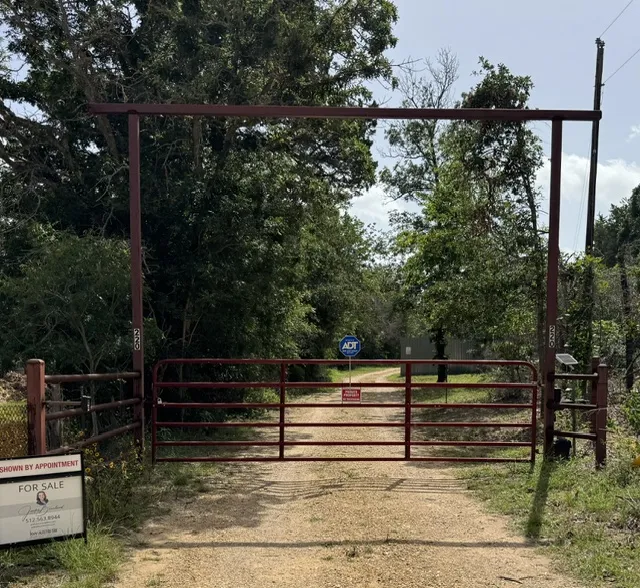 220 Clydesdale Drive Dale, TX 78616