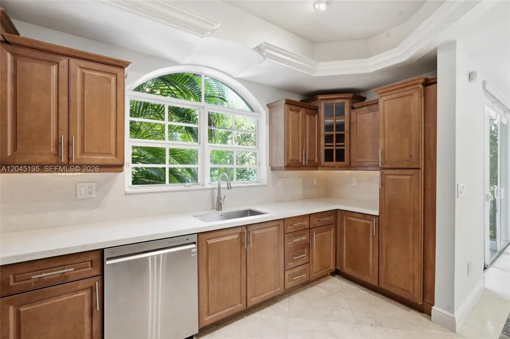 592 Fernwood Rd #B Key Biscayne, FL 33149