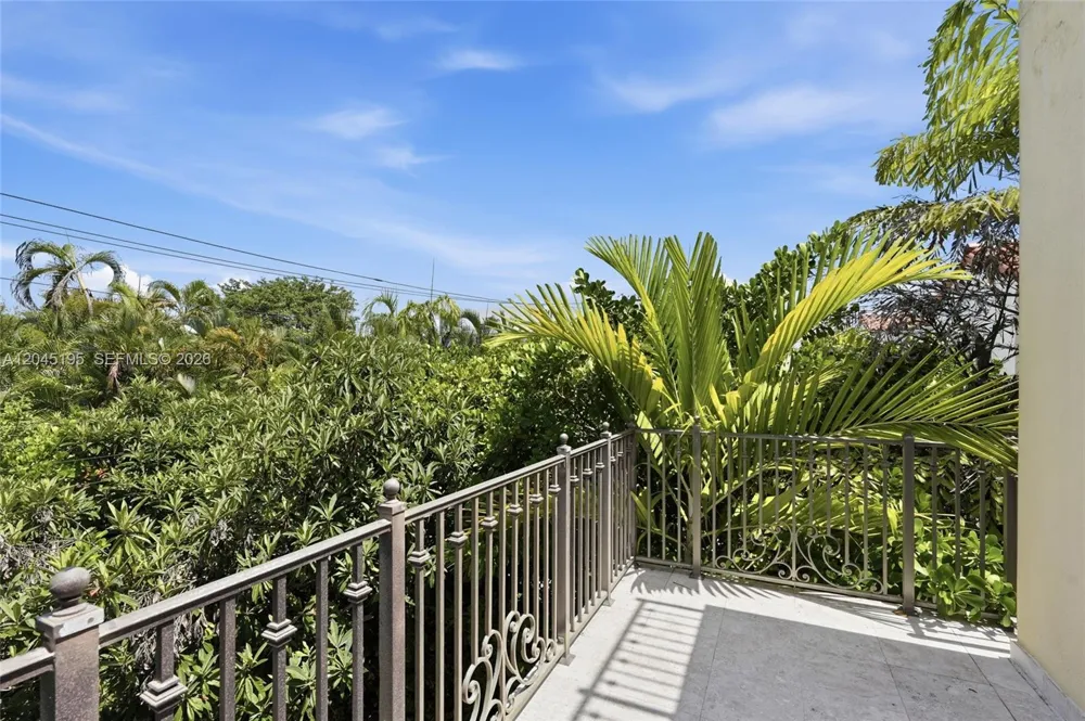 592 Fernwood Rd #B Key Biscayne, FL 33149
