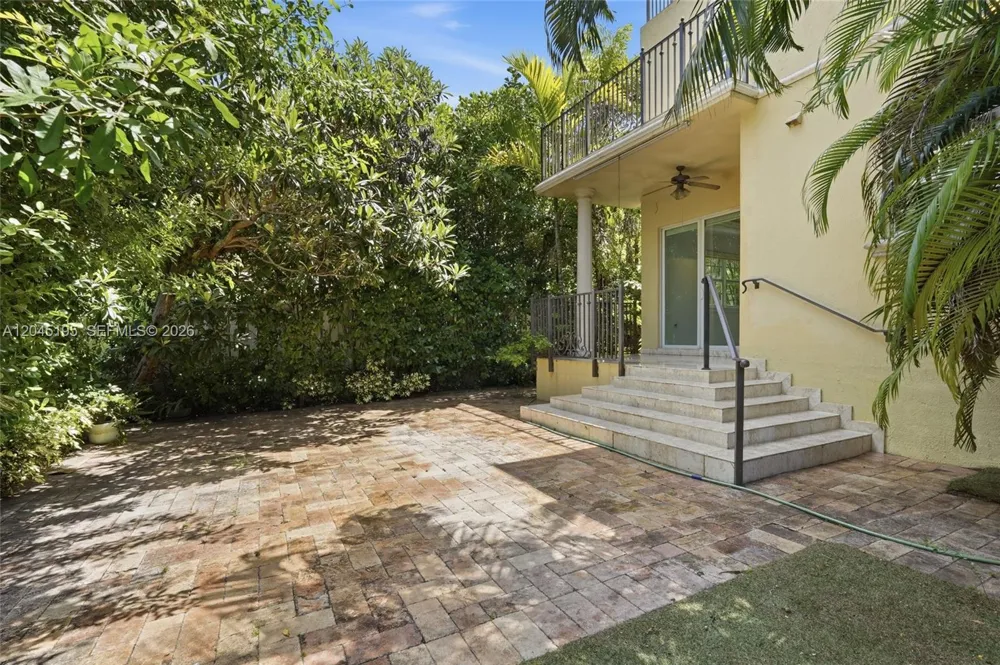 592 Fernwood Rd #B Key Biscayne, FL 33149