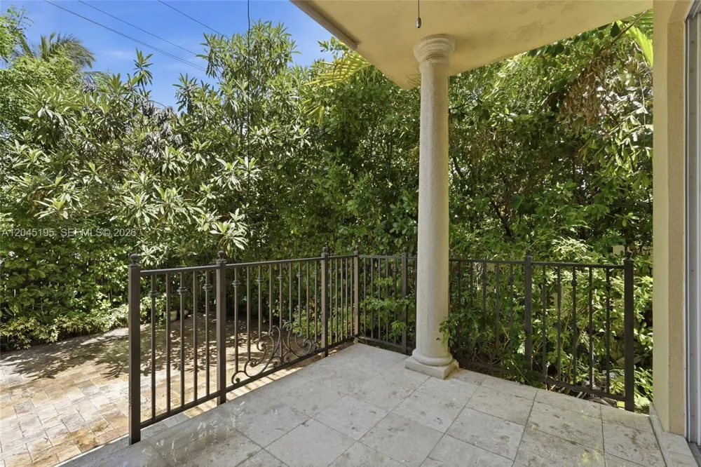 592 Fernwood Rd #B Key Biscayne, FL 33149