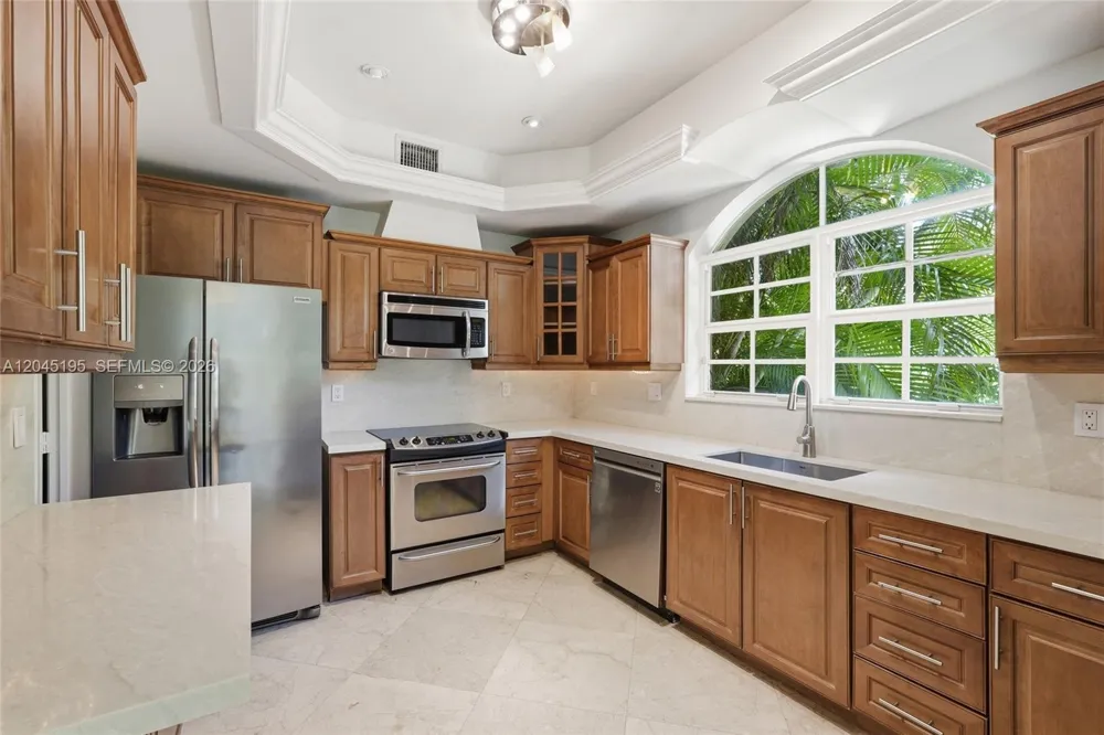 592 Fernwood Rd #B Key Biscayne, FL 33149