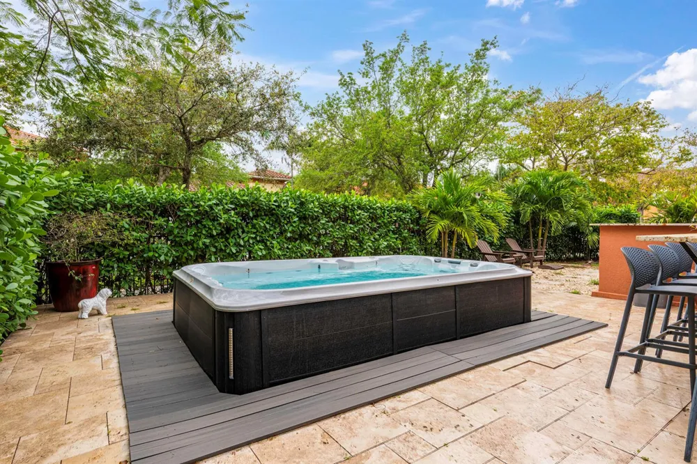 658 Cresta Circle West Palm Beach, FL 33413