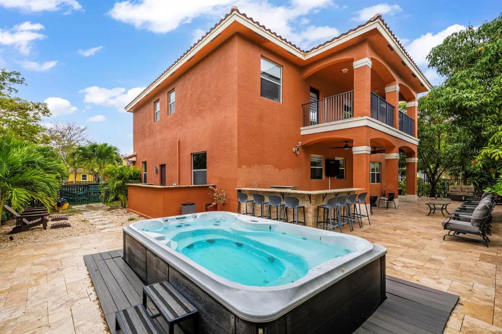 658 Cresta Circle West Palm Beach, FL 33413