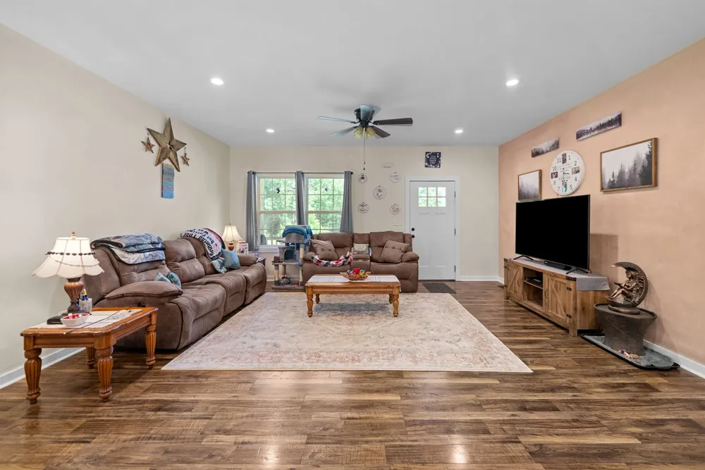 381 Tummins Rd Mc Ewen, TN 37101