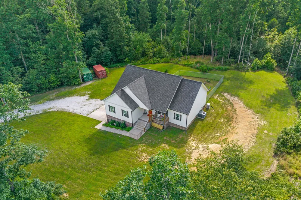 381 Tummins Rd Mc Ewen, TN 37101