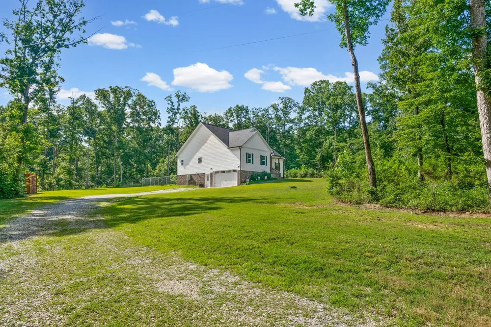381 Tummins Rd Mc Ewen, TN 37101