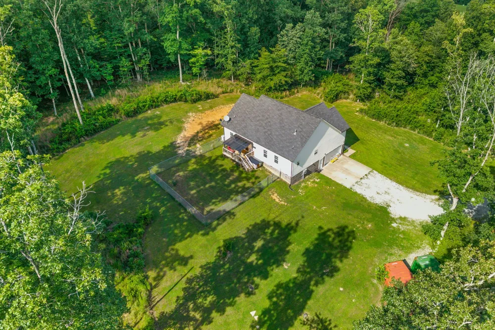 381 Tummins Rd Mc Ewen, TN 37101