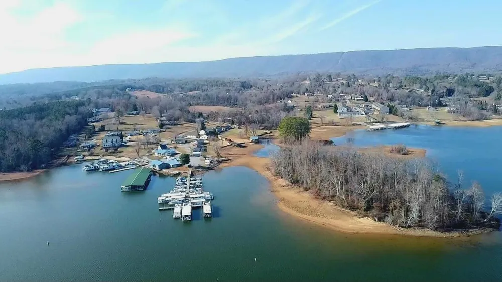 206 Lakeshire Drive Spring City, TN 37381