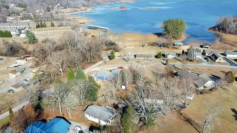 206 Lakeshire Drive Spring City, TN 37381