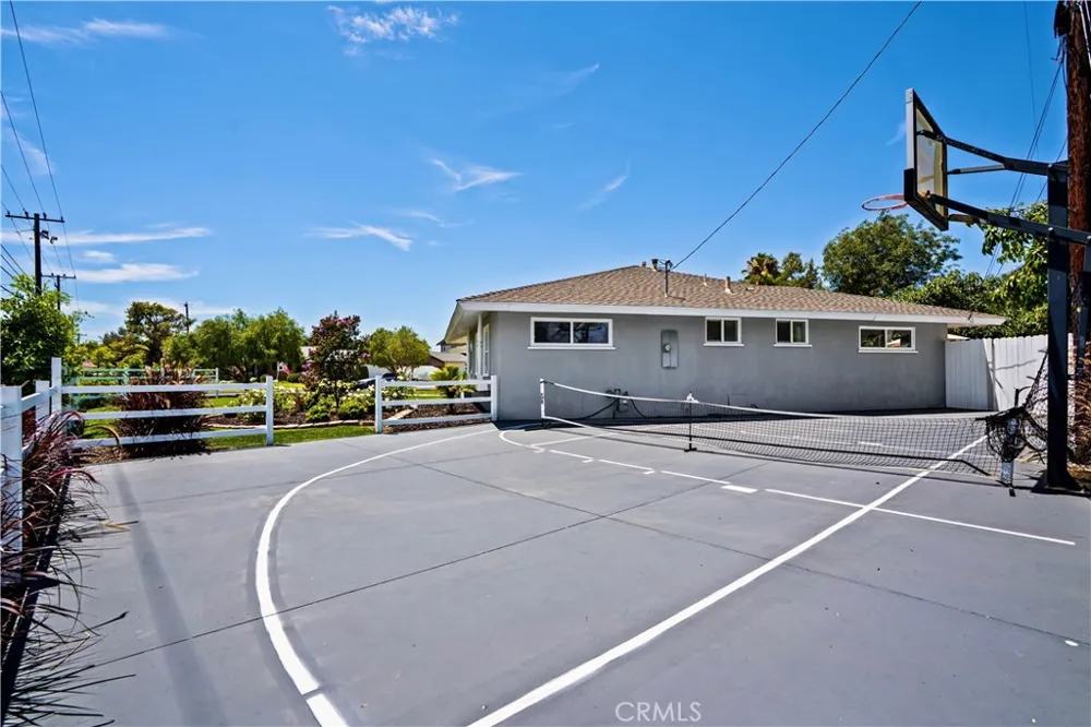 18211 Fairhaven Santa Ana, CA 92705