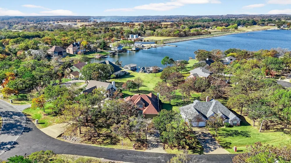 100 Mohawk Cove Lake Kiowa, TX 76240