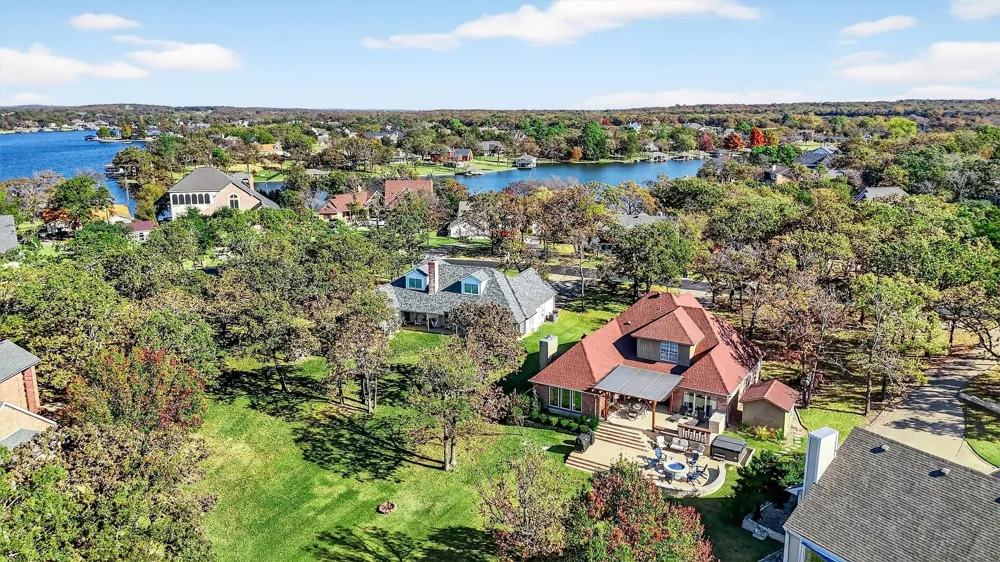 100 Mohawk Cove Lake Kiowa, TX 76240