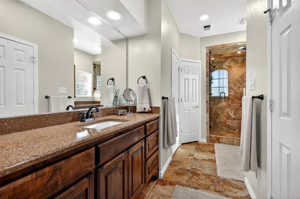 100 Mohawk Cove Lake Kiowa, TX 76240