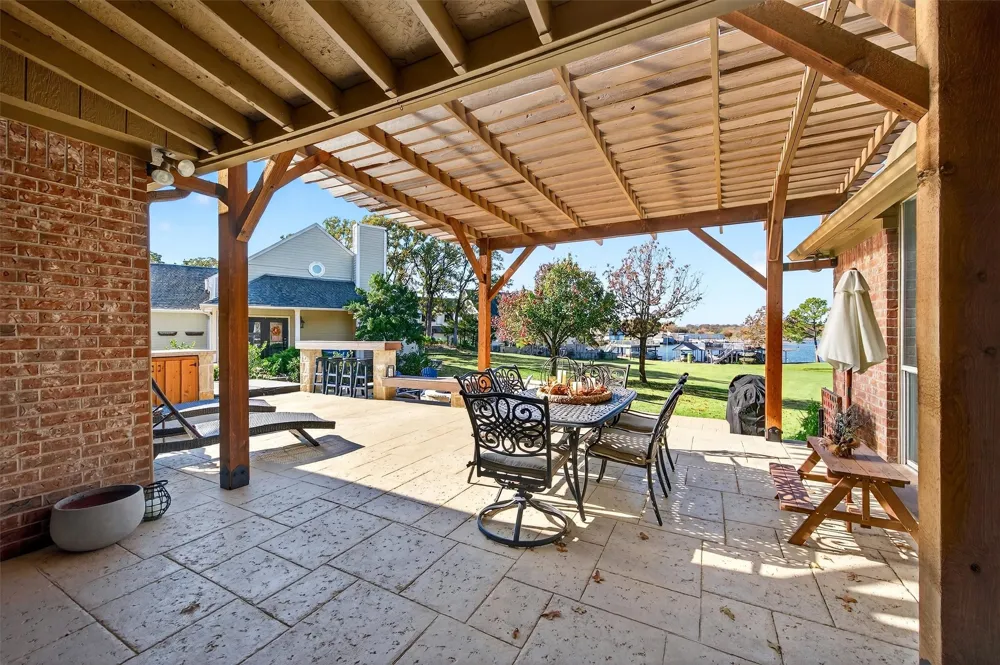 100 Mohawk Cove Lake Kiowa, TX 76240