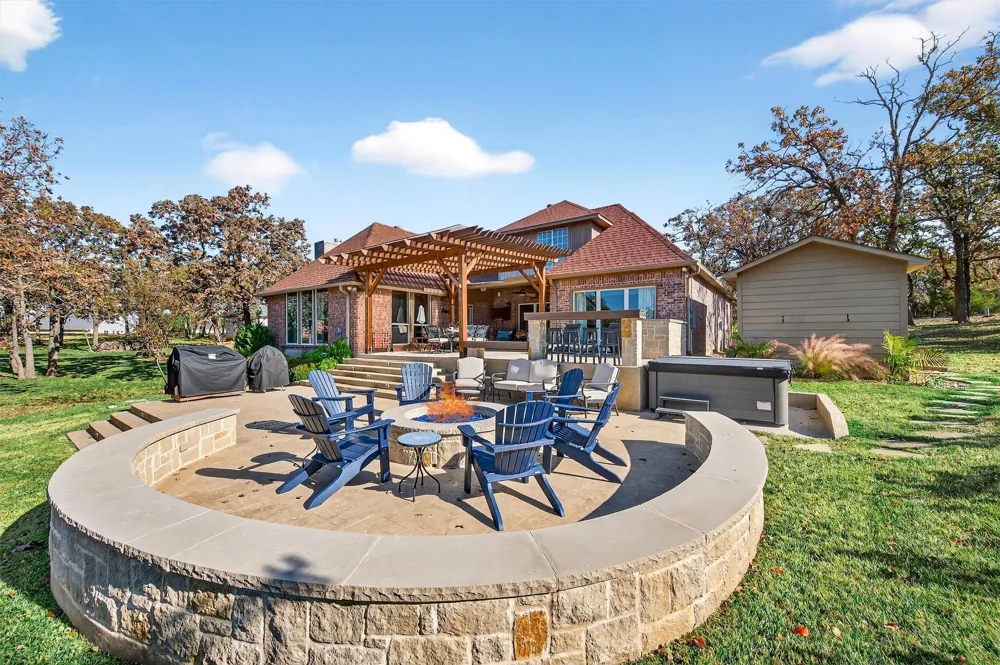 100 Mohawk Cove Lake Kiowa, TX 76240