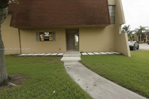 8985 Palm Tree Ln #8985