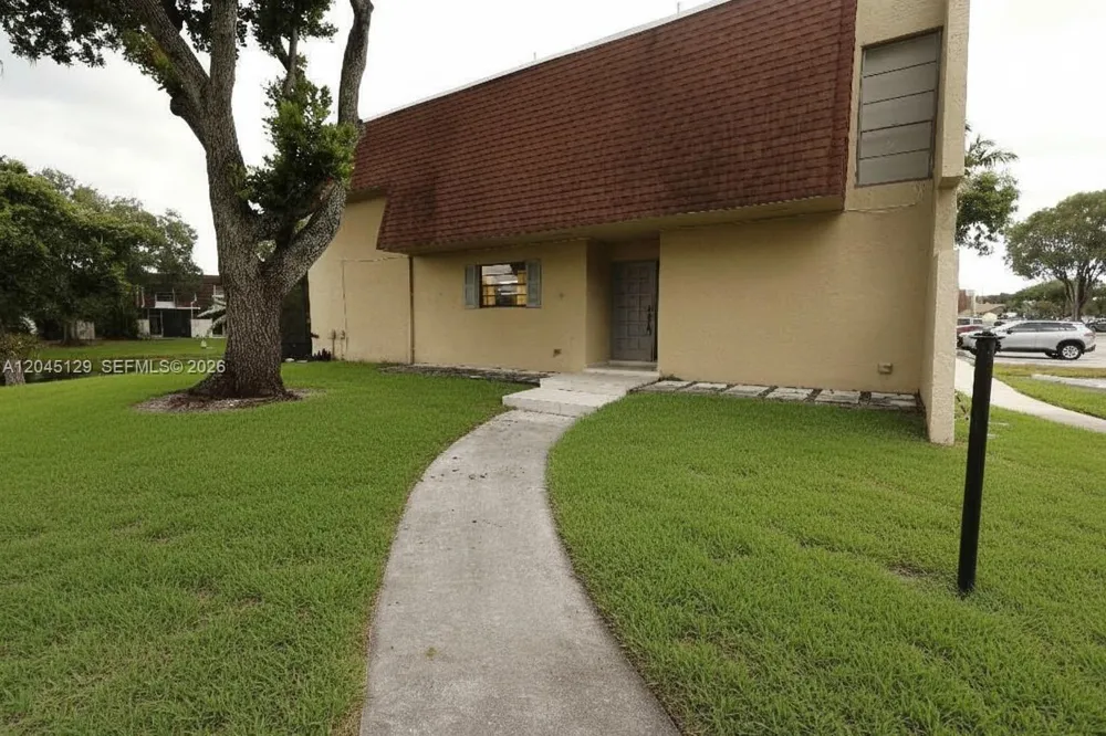 8985 Palm Tree Ln #8985 Pembroke Pines, FL 33024